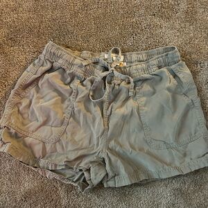 green shorts, Size S